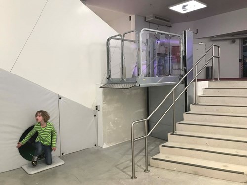 zzed-lift-solutions-fauteuil-roulants-un-ascenseur-sur-mesure-chez-comic-station-anvers