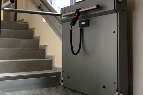 hiro-monte-platforme-escalier-installation-de-zzed-lift-solutions-a-la-prison-de-namur
