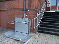 Rollstuhlaufzug für gebogene breite Treppen: HIRO 320