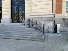 zzed-lift-solutions-plaatste-een--traplift-aan-monumentale-trap-gerechtsgebouw-te-leuven--3