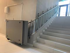 platformtraplift-hiro-320-in-nieuwbouw-door-zzed-lift-solutions-5