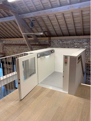 zzed-lift-solutions-installierten-speziell-die-nami-rollstuhllift-in-borgloon-sirupfabrik-museum
