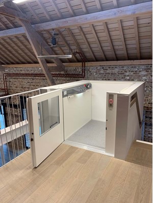 zzed-lift-solutions-a-installé-sur-mesure-le-nami-ascenseur-fauteuils-roulants-a-borgloon-siroperie-musee