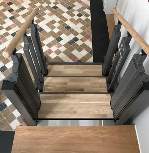flexstep rolstoelift die omvormt tot trap geplaatst door ZZED Lift Solutions te Antwerpen flexstep rolstoelift die omvormt tot trap geplaatst door ZZED Lift Solutions te Antwerpen