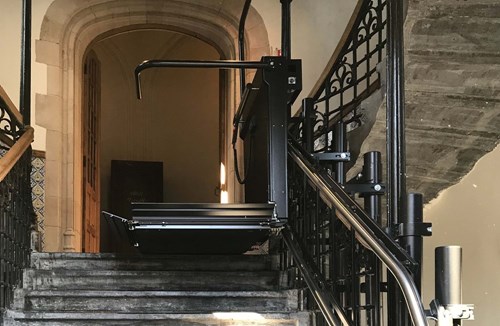 plaatsing rolstoellift door zzed lift solutions bij post hotel te gent plaatsing rolstoellift door zzed lift solutions bij post hotel te gent