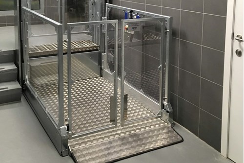 ZZED-lift-solutions-rolstoellift-interparking-muntplein-brussel ZZED-lift-solutions-rolstoellift-interparking-muntplein-brussel