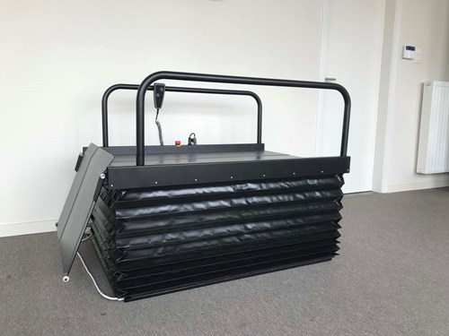 zzed-lift-solutions-plaatste-een- mobiele- rolstoellift -in-huisstijl-de-liftboy-bij-starbucks-antwerpen zzed-lift-solutions-plaatste-een- mobiele- rolstoellift -in-huisstijl-de-liftboy-bij-starbucks-antwerpen