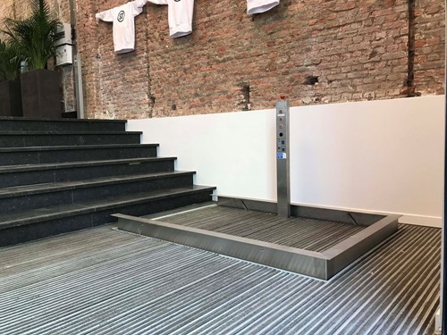 zzed-lift-solutions-plaatste-een-hydrolift-rolstoellft-op-maat-bij-stanley-stella-store-antwerpen