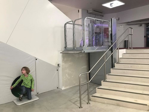 zzed-lift-solutions-plaatste-een-rolstoellift-op-maat-voor-jong-en-oud-bij-comic-station-antwerpen zzed-lift-solutions-plaatste-een-rolstoellift-op-maat-voor-jong-en-oud-bij-comic-station-antwerpen