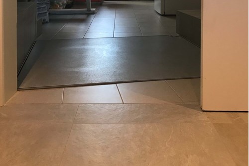 rolstoellift-hdn-ingebouwd-in-de-vloer-door-zzed-lift-solutions rolstoellift-hdn-ingebouwd-in-de-vloer-door-zzed-lift-solutions