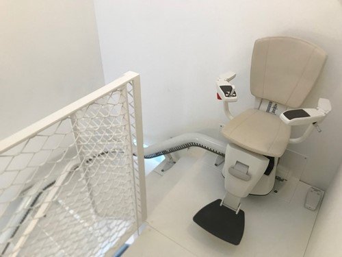 Witte-traplift-flow-geplaatst-op-witte-trap-door-zzed-lift-solutions Witte-traplift-flow-geplaatst-op-witte-trap-door-zzed-lift-solutions