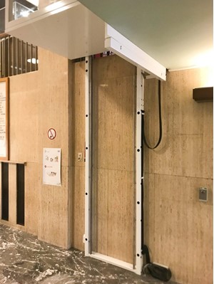 zzed-lift-solutions-ganser-ghb20-platformlift-hebebuhne-an-der-stutzmauer