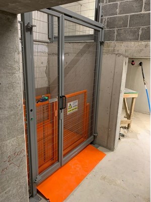 Zzed-lift-solutions-plaatst-zuillift-goederenlift-kolomheffer-maatwerk-bij-thomas-piron-brussel