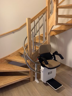 zzed-lift-solutions-hiro-trappenlift-bij-home-elisabeth-sint-truiden zzed-lift-solutions-hiro-trappenlift-bij-home-elisabeth-sint-truiden