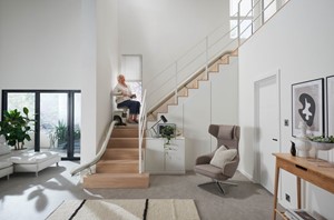 zzed-lift-solutions-flowx-traplift-voor-rechte-trappen-en-trappen-met-bochten zzed-lift-solutions-flowx-traplift-voor-rechte-trappen-en-trappen-met-bochten